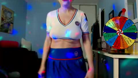 Snapshot of sexyjennyeu chatting on 09-10-25, 07:58 Jenny online show from 09-10-25, 07:58