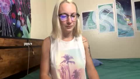 Snapshot of sexylexie93 chatting on 10-15-25, 01:28 sexylexie93 online show from 10-15-25, 01:28
