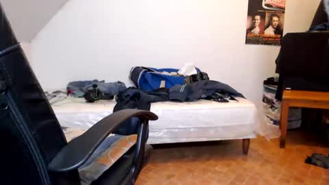 Snapshot of sexyman_fr chatting on 01-01-25, 09:09 Vincent Vega online show from 01-01-25, 09:09