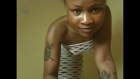 Snapshot of sexyqueenivy chatting on 10-28-25, 01:14 queenivy online show from 10-28-25, 01:14