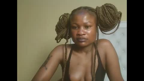 Snapshot of sexyqueenivy chatting on 11-12-25, 06:19 queenivy online show from 11-12-25, 06:19