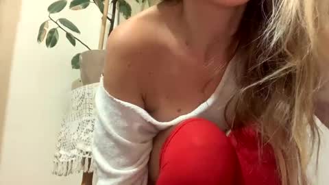 Snapshot of sexysexydream chatting on 01-01-25, 07:10 Anya online show from 01-01-25, 07:10