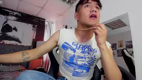 Snapshot of shadows_of_garden chatting on 11-26-25, 08:21 shadows online show from 11-26-25, 08:21