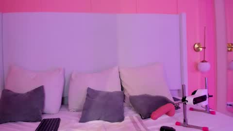 Shaina Vasquez online show from 12-15-25, 03:55