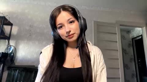 Snapshot of shanaecornish chatting on 10-21-25, 06:14 Viola online show from 10-21-25, 06:14