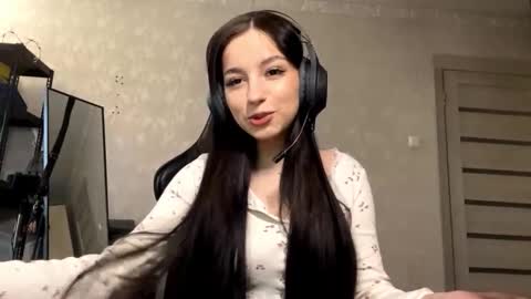 Snapshot of shanaecornish chatting on 10-23-25, 10:47 Viola online show from 10-23-25, 10:47