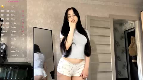 Snapshot of shanaecornish chatting on 10-26-25, 07:03 Viola online show from 10-26-25, 07:03