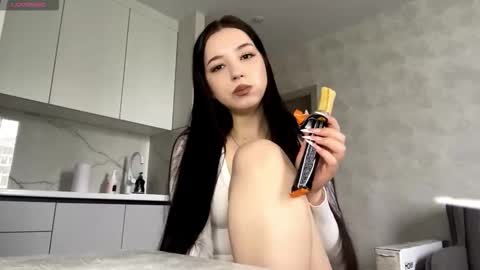 Snapshot of shanaecornish chatting on 11-14-25, 06:45 Viola online show from 11-14-25, 06:45