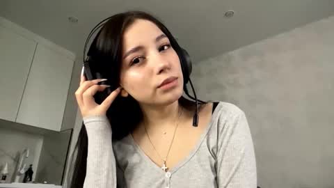 Snapshot of shanaecornish chatting on 11-29-25, 07:22 Viola online show from 11-29-25, 07:22