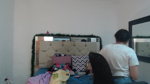 Snapshot of sharlotte__jones chatting on 12-09-24, 03:11 Sara online show from 12-09-24, 03:11