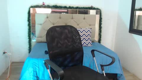 Snapshot of sharlotte__jones chatting on 12-10-24, 03:33 Sara online show from 12-10-24, 03:33