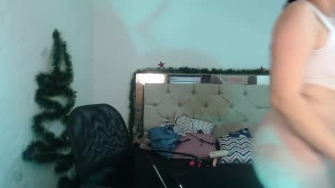Snapshot of sharlotte__jones chatting on 12-20-24, 08:01 Sara online show from 12-20-24, 08:01