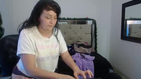 Snapshot of sharlotte__jones chatting on 12-21-24, 10:51 Sara online show from 12-21-24, 10:51