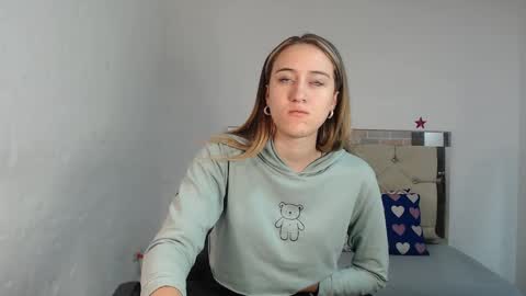 Snapshot of sharlotte__jones chatting on 02-21-25, 01:22 Sara online show from 02-21-25, 01:22