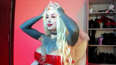 Snapshot of sharpay_evans chatting on 01-21-25, 12:18 Antonia online show from 01-21-25, 12:18