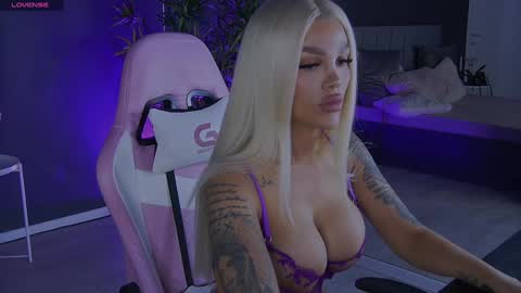 Snapshot of shayblonde chatting on 12-28-24, 09:08 shayblonde online show from 12-28-24, 09:08