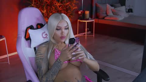 Snapshot of shayblonde chatting on 01-09-25, 09:37 shayblonde online show from 01-09-25, 09:37