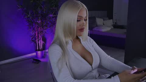 Snapshot of shayblonde chatting on 01-11-25, 12:33 shayblonde online show from 01-11-25, 12:33