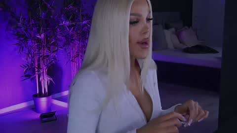 Snapshot of shayblonde chatting on 01-14-25, 12:54 shayblonde online show from 01-14-25, 12:54