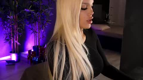 Snapshot of shayblonde chatting on 02-26-25, 08:11 shayblonde online show from 02-26-25, 08:11