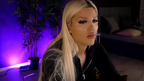Snapshot of shayblonde chatting on 02-28-25, 09:01 shayblonde online show from 02-28-25, 09:01
