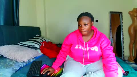 shee13 online show from 12-14-25, 09:08