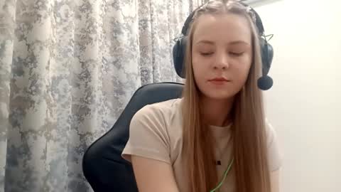 Snapshot of sherrylkeep chatting on 11-27-25, 06:15 Lisa online show from 11-27-25, 06:15