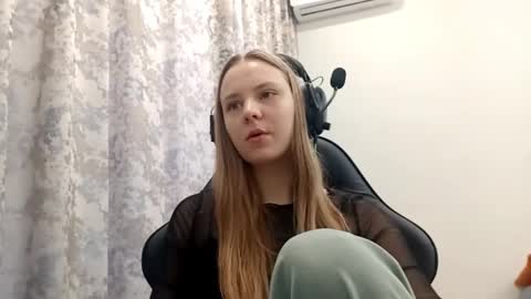 Snapshot of sherrylkeep chatting on 12-23-25, 06:11 Lisa online show from 12-23-25, 06:11