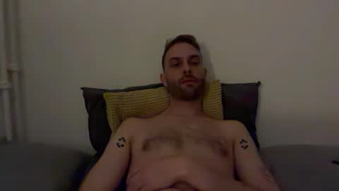 Snapshot of shiggyvara chatting on 10-03-25, 01:35 phil. online show from 10-03-25, 01:35