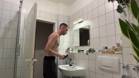 Snapshot of shiggyvara chatting on 11-03-25, 05:58 phil. online show from 11-03-25, 05:58