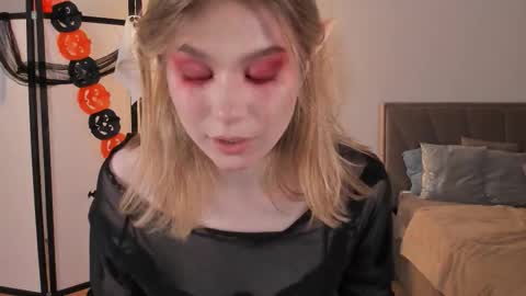 Snapshot of shoggothy chatting on 10-31-25, 02:40 Agatha online show from 10-31-25, 02:40