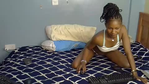 Snapshot of shummie1 chatting on 10-21-25, 12:33 shummie online show from 10-21-25, 12:33