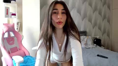 Snapshot of shy_bambiii chatting on 01-15-25, 06:22 Mika online show from 01-15-25, 06:22