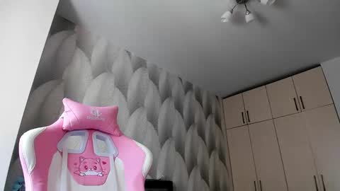 Snapshot of shy_bambiii chatting on 02-21-25, 06:40 Mika online show from 02-21-25, 06:40