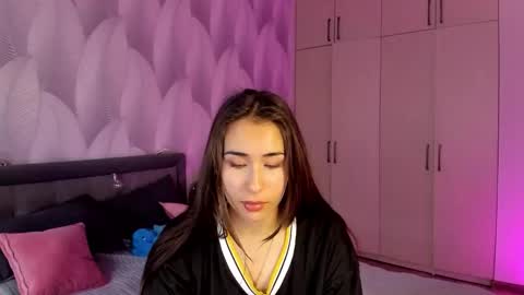 Snapshot of shy_bambiii chatting on 09-22-25, 01:18 Mika online show from 09-22-25, 01:18