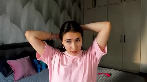 Snapshot of shy_bambiii chatting on 09-26-25, 01:31 Mika online show from 09-26-25, 01:31