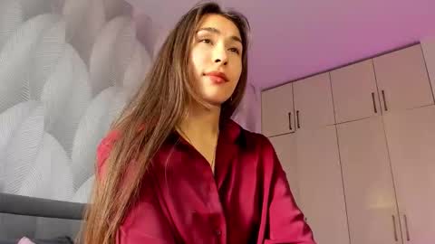 Snapshot of shy_bambiii chatting on 09-27-25, 01:32 Mika online show from 09-27-25, 01:32