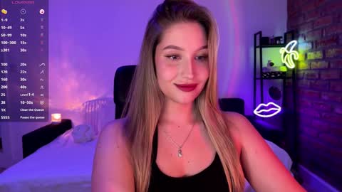 Snapshot of shy_bee chatting on 10-29-25, 01:30 Alice online show from 10-29-25, 01:30