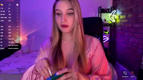 Snapshot of shy_bee chatting on 11-23-25, 11:26 Alice online show from 11-23-25, 11:26