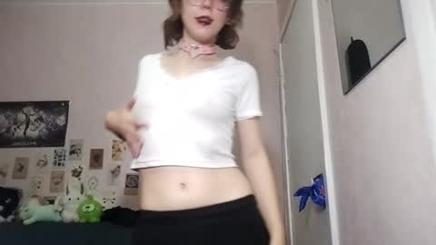 Snapshot of shy_kiss_twinkle_bloop chatting on 09-25-25, 08:12 Milena online show from 09-25-25, 08:12