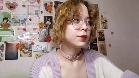 Snapshot of shy_kiss_twinkle_bloop chatting on 11-06-25, 02:07 Milena online show from 11-06-25, 02:07