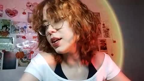 Snapshot of shy_kiss_twinkle_bloop chatting on 11-12-25, 01:11 Milena online show from 11-12-25, 01:11