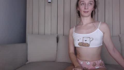 shy_schoolgirl_ online show from 12-28-24, 07:11