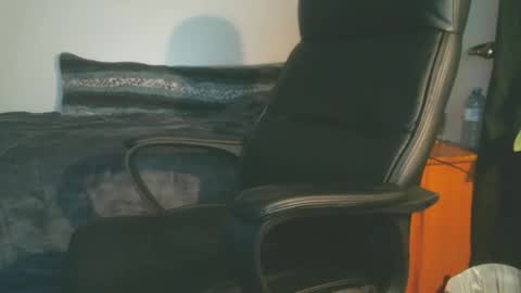 shyboyhugecum2020 online show from 11-18-25, 04:17