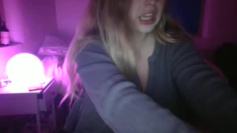 Snapshot of shyspacegirlie chatting on 10-22-25, 05:52 shyspacegirlie online show from 10-22-25, 05:52