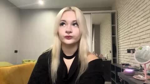 Snapshot of sibylbernhard chatting on 12-17-25, 12:11 Viki online show from 12-17-25, 12:11