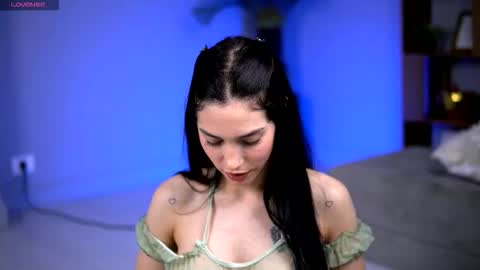 Snapshot of siennaluna chatting on 11-04-25, 06:01 Luna online show from 11-04-25, 06:01