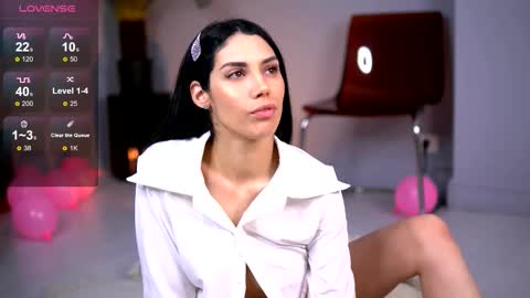 Snapshot of siennaluna chatting on 11-25-25, 08:03 Luna online show from 11-25-25, 08:03