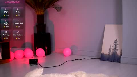 Snapshot of siennaluna chatting on 11-28-25, 08:28 Luna online show from 11-28-25, 08:28