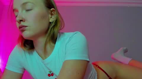 Snapshot of silky_huzelnut chatting on 10-14-25, 06:58 Mila online show from 10-14-25, 06:58